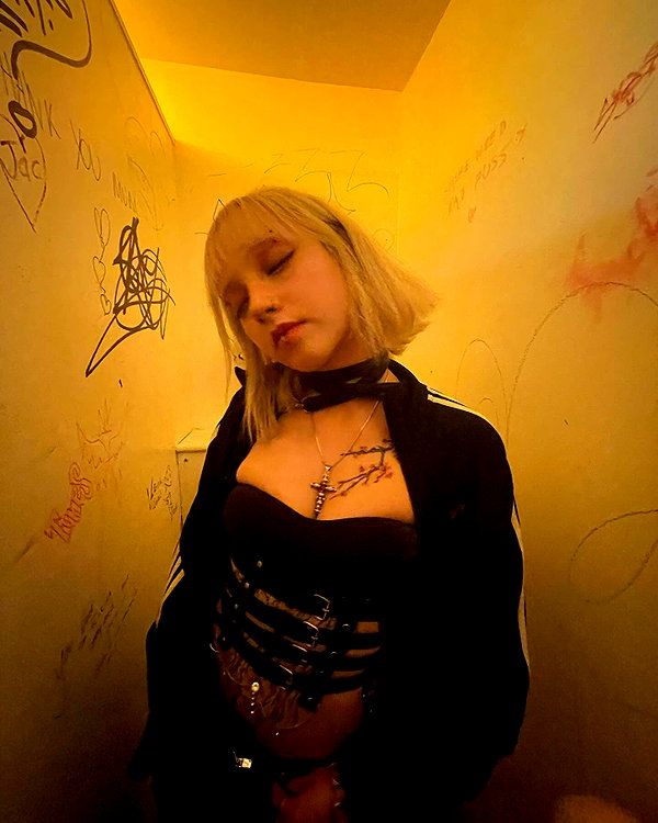 zoe.glover instagram image archive image