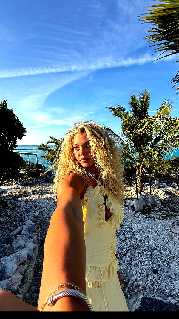 abigailwhhitee image ~ Altpins