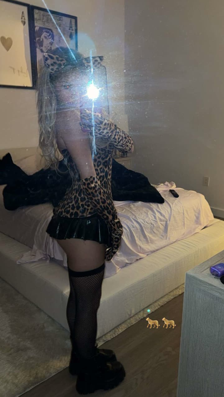 breckiehill snapchat image archive image