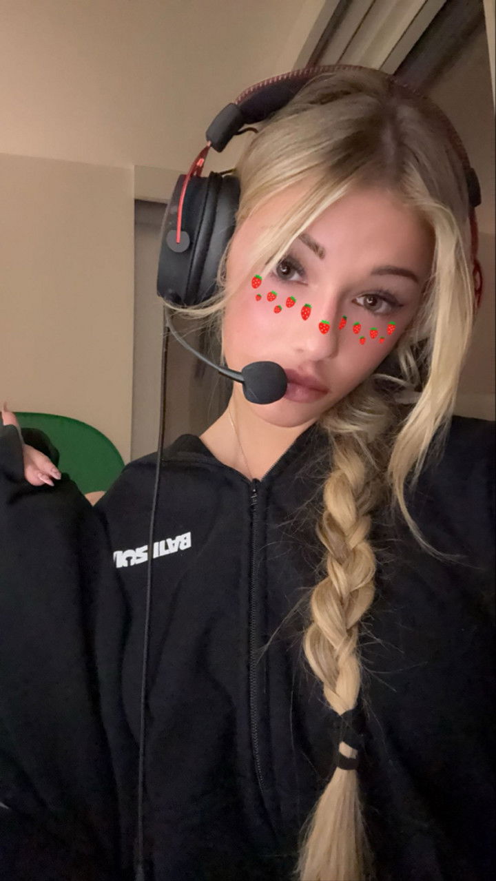 breckiehill snapchat image archive image