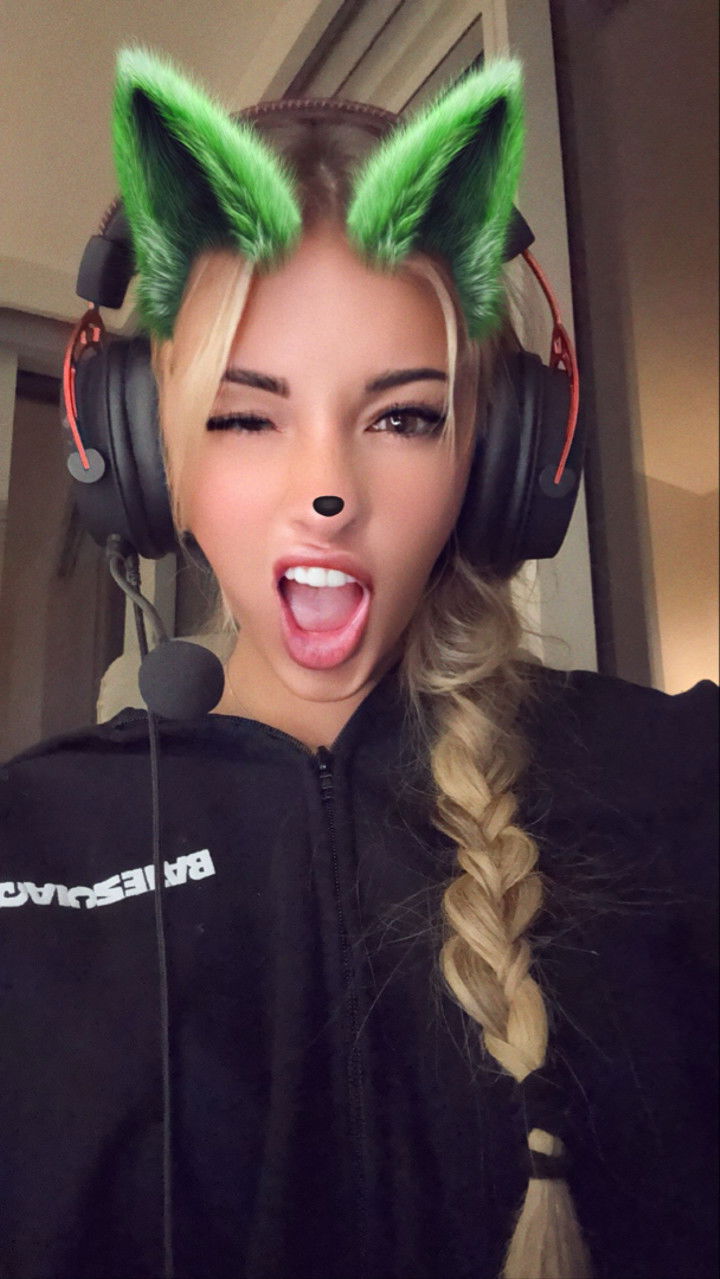 breckiehill snapchat image archive image