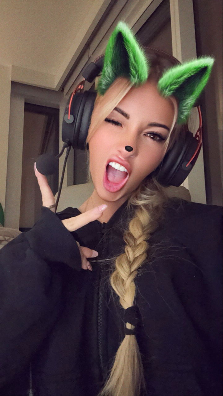 breckiehill snapchat image archive image