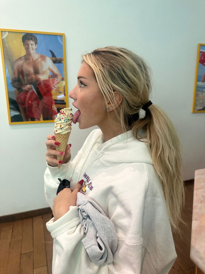 breckiehill snapchat image archive image