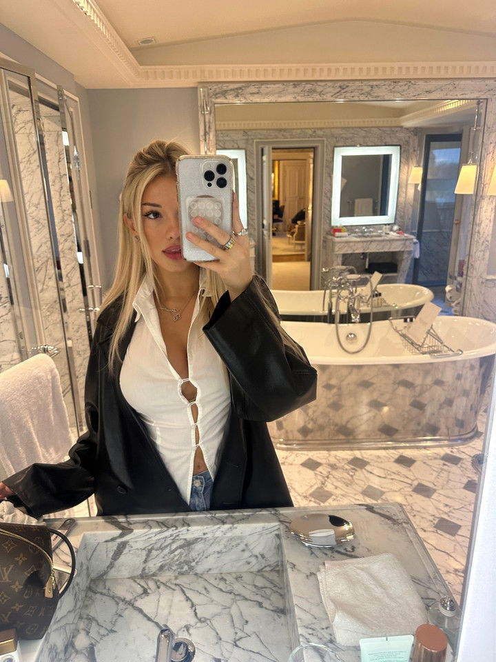 breckiehill snapchat image archive image