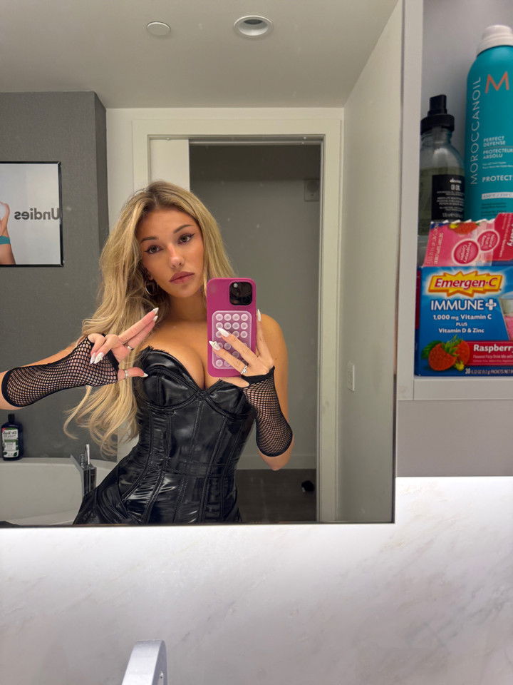 breckiehill snapchat image archive image