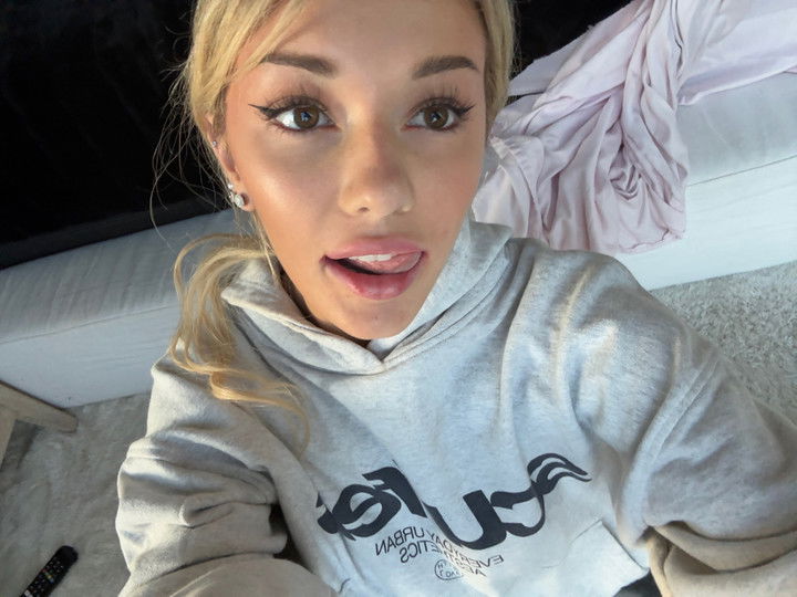 breckiehill snapchat image archive image