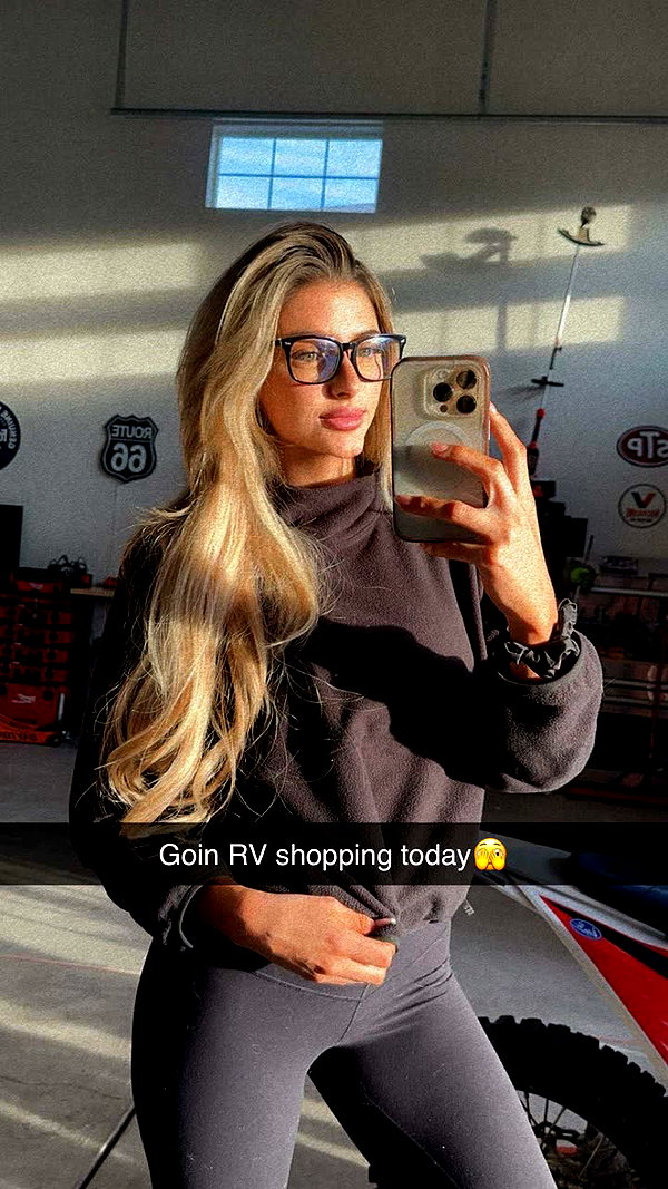 carlyhartxx snapchat image archive image