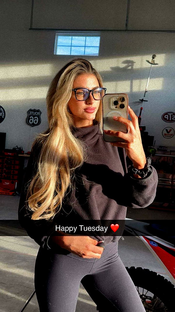 carlyhartxx snapchat image archive image