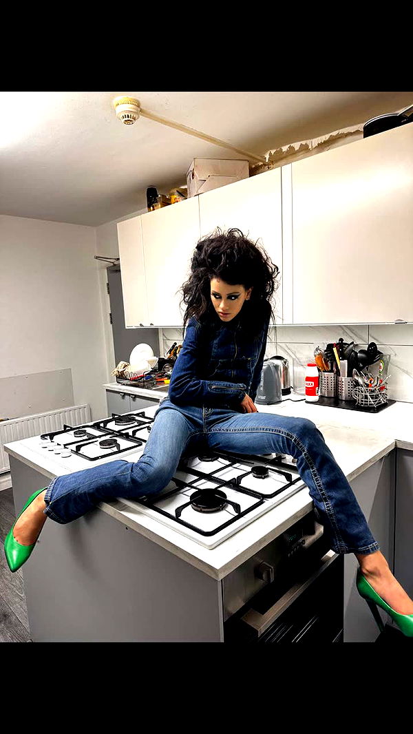 leonanaomii image ~ Altpins