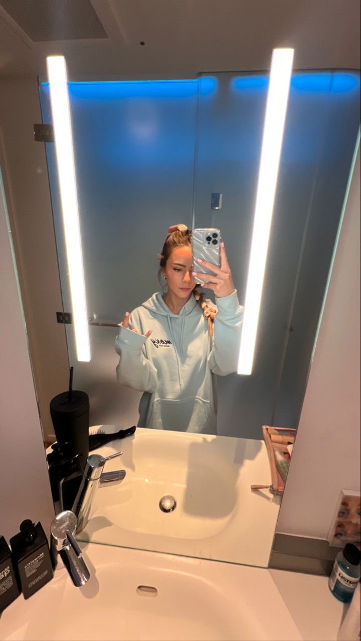 meelahrobbins snapchat image archive image