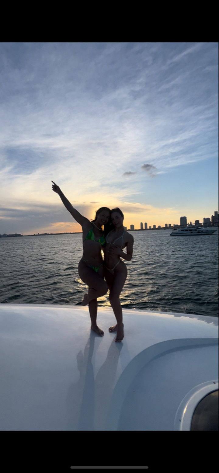 meelahrobbins snapchat image archive image