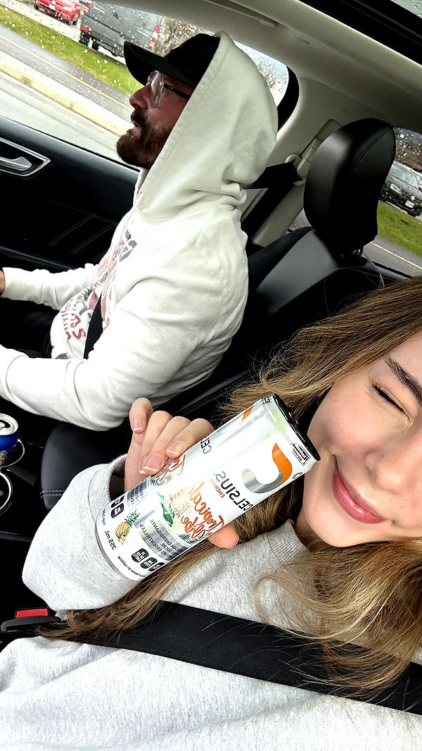 meelahrobbins image ~ Altpins