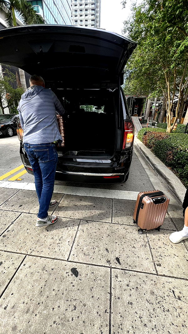 meelahrobbins image ~ Altpins