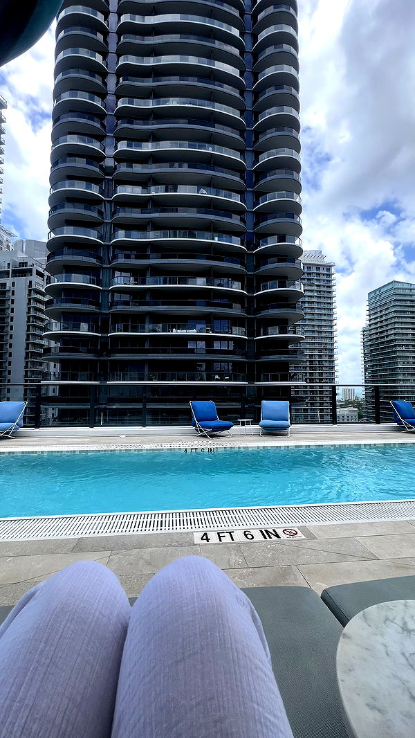 meelahrobbins image ~ Altpins