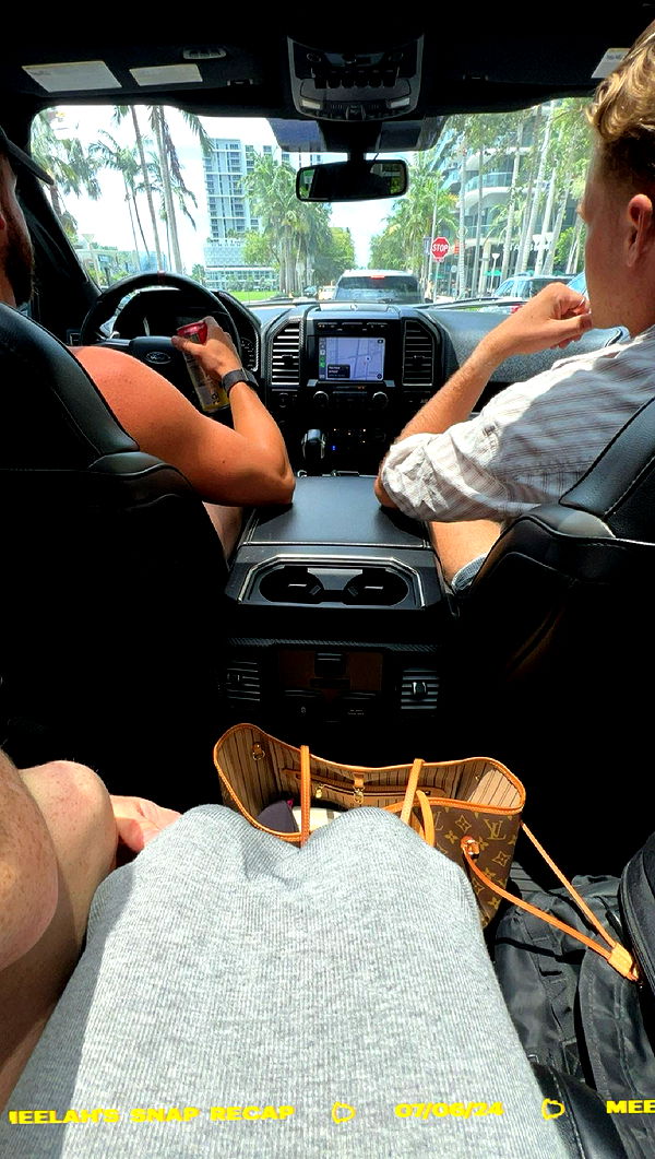 meelahrobbins image ~ Altpins