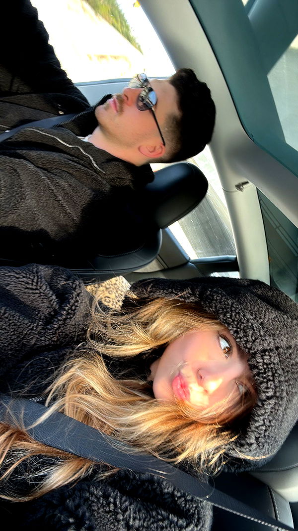 meelahrobbins image ~ Altpins