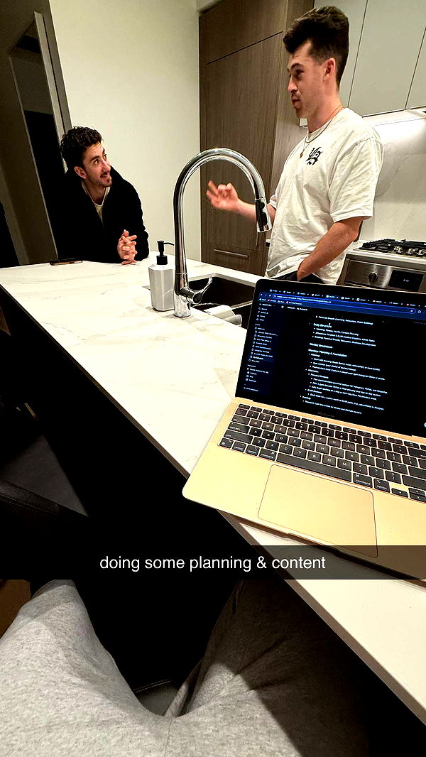 meelahrobbins image ~ Altpins