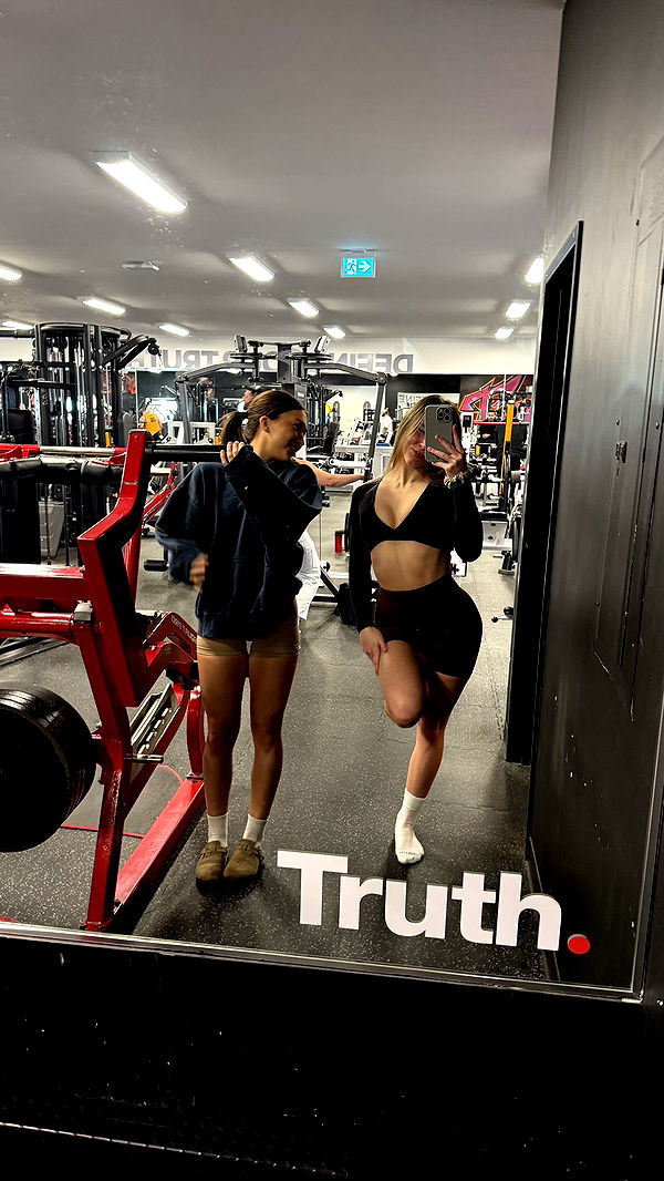 meelahrobbins image ~ Altpins