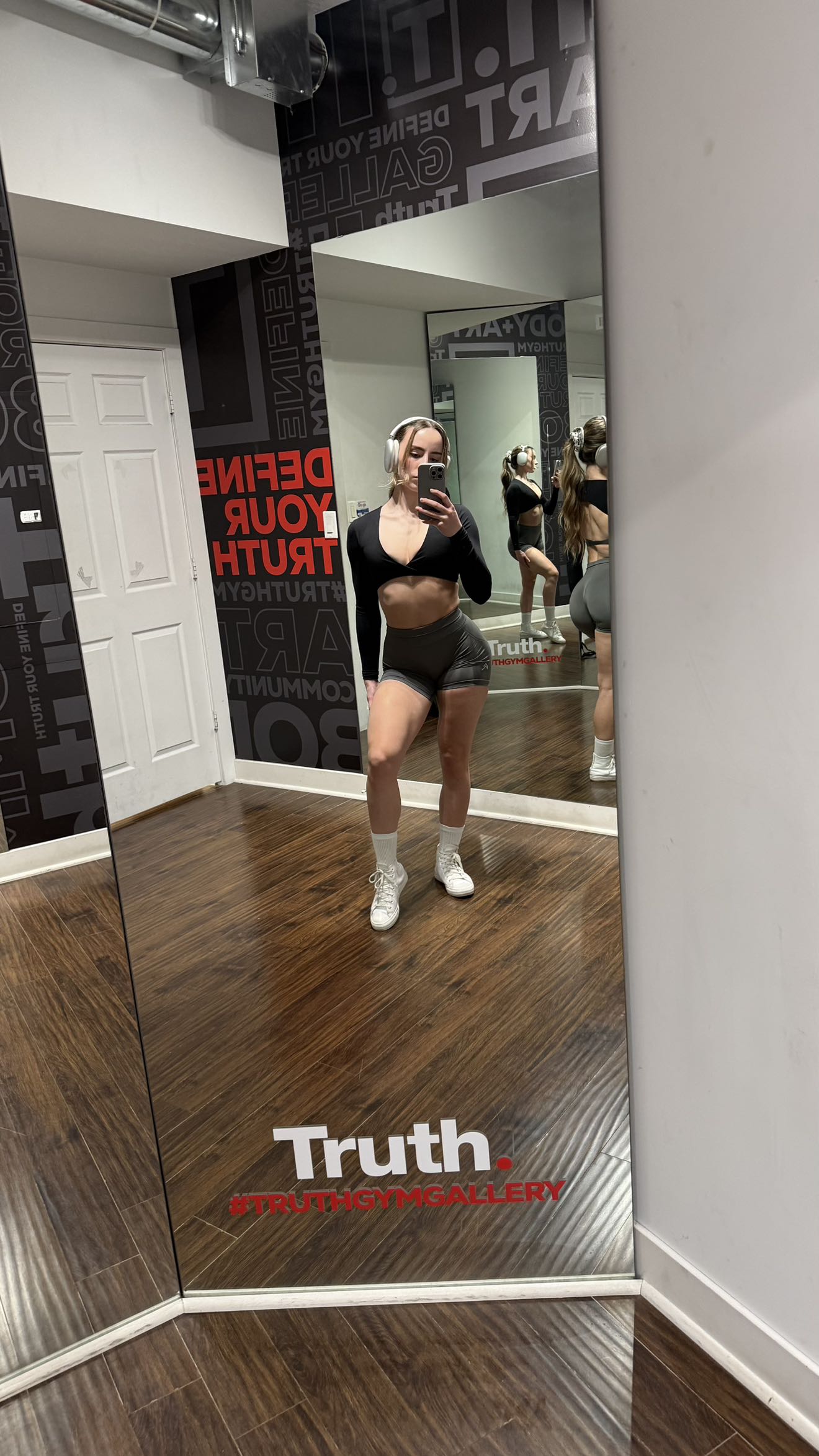 meelahrobbins snapchat image archive image