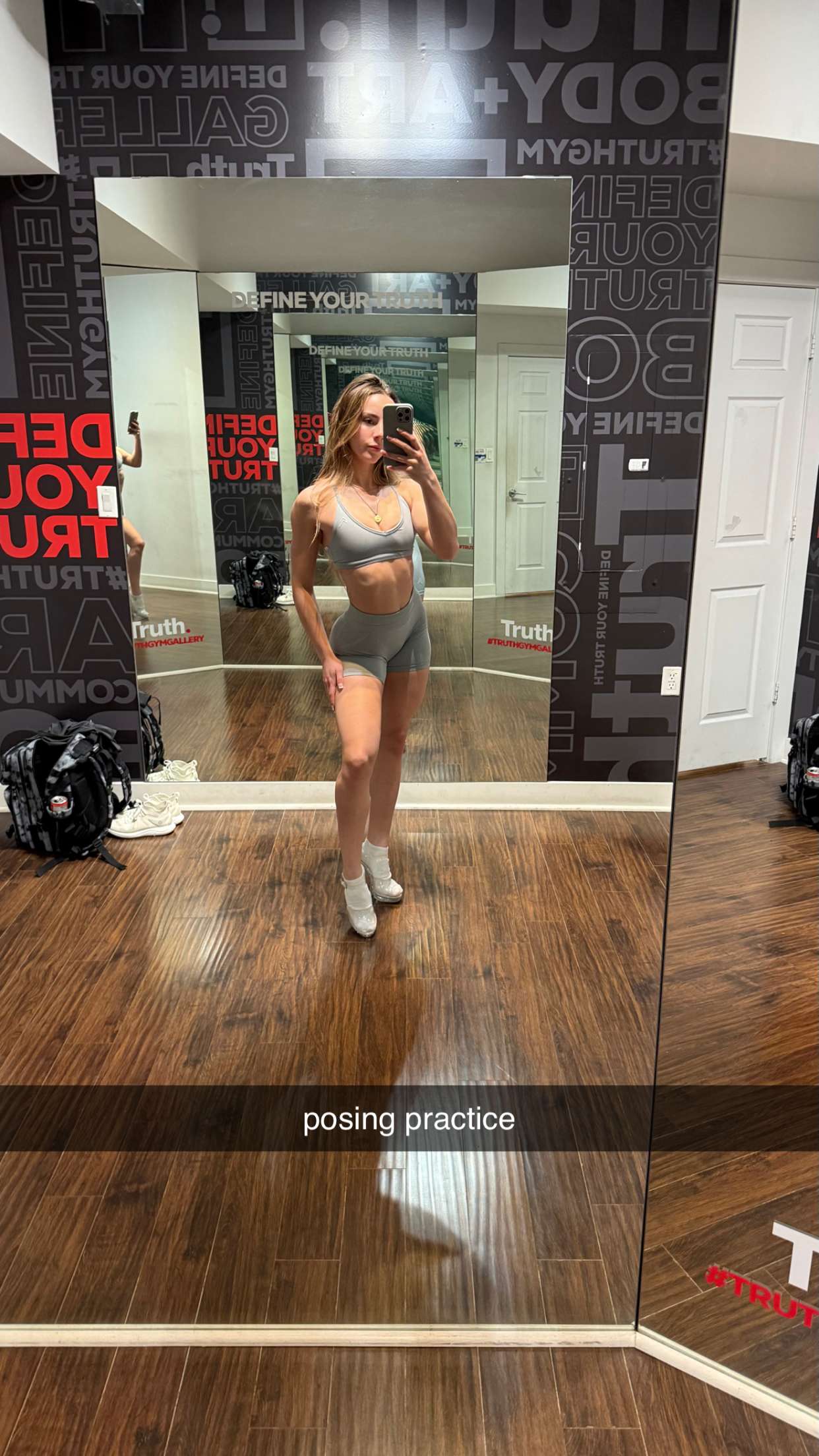 meelahrobbins snapchat image archive image