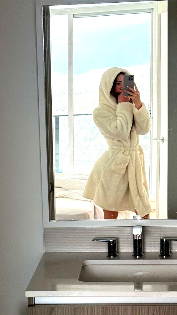 meelahrobbins image ~ Altpins