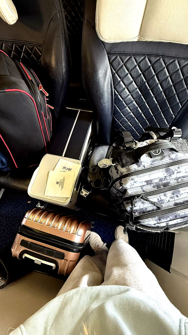 meelahrobbins image ~ Altpins