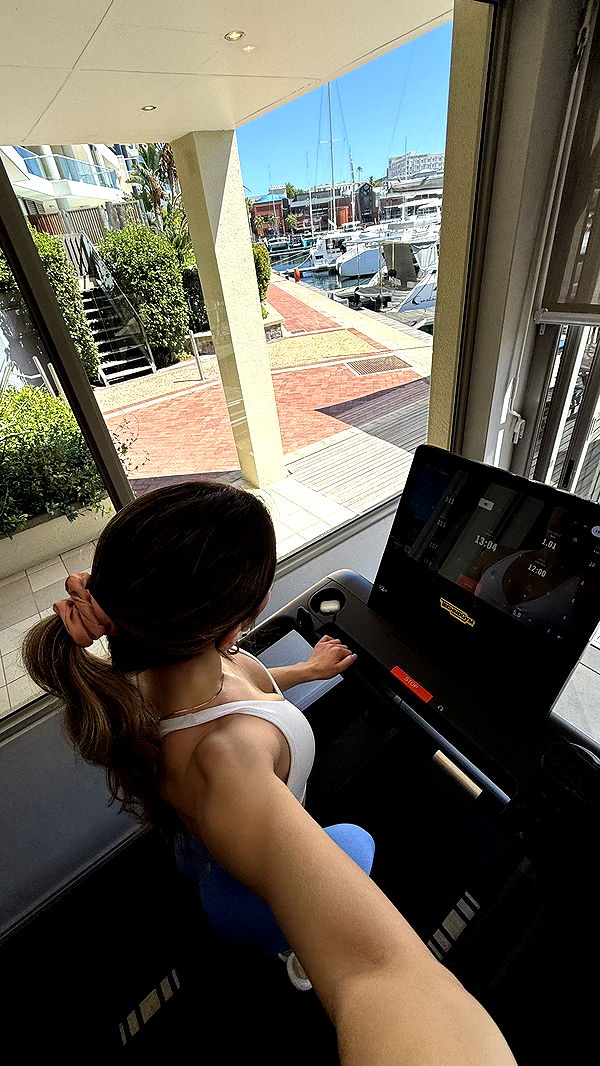 meelahrobbins image ~ Altpins