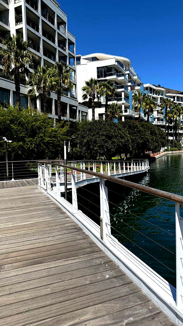 meelahrobbins image ~ Altpins