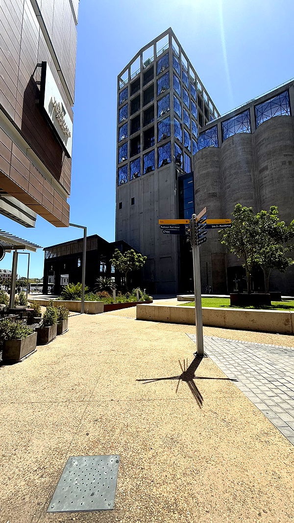 meelahrobbins image ~ Altpins