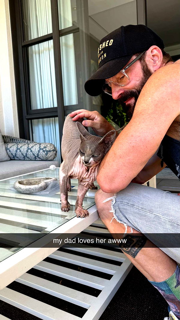 meelahrobbins image ~ Altpins