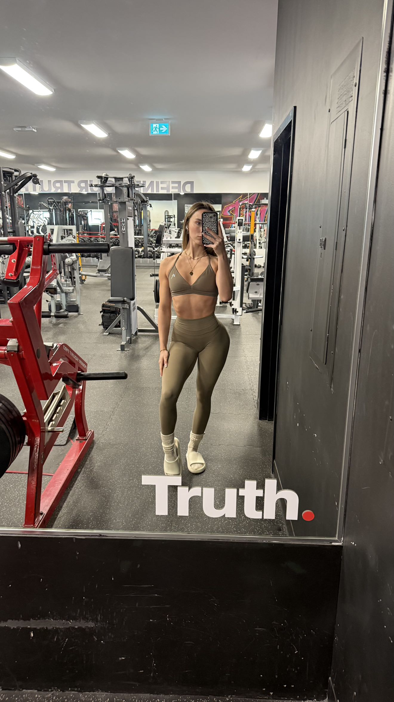 meelahrobbins snapchat image archive image