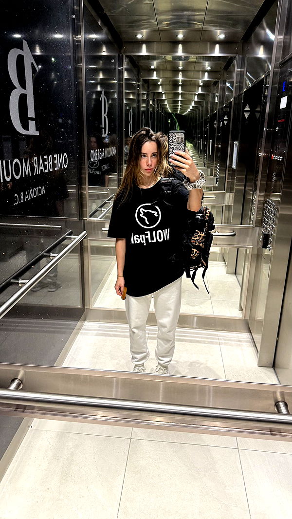 meelahrobbins image ~ Altpins