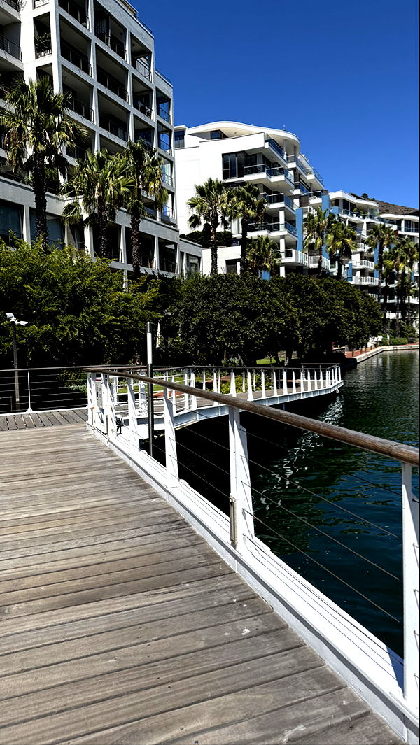 meelahrobbins image ~ Altpins