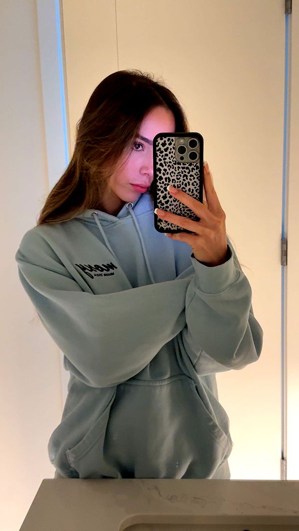 meelahrobbins image ~ Altpins