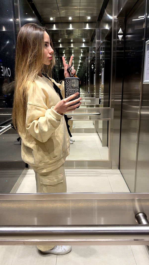 meelahrobbins image ~ Altpins