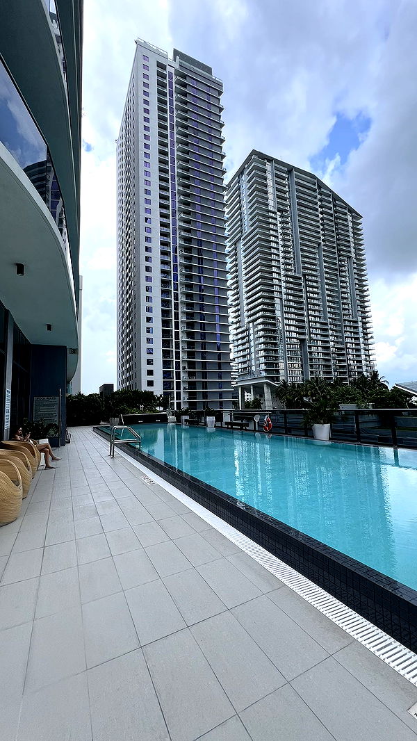 meelahrobbins image ~ Altpins