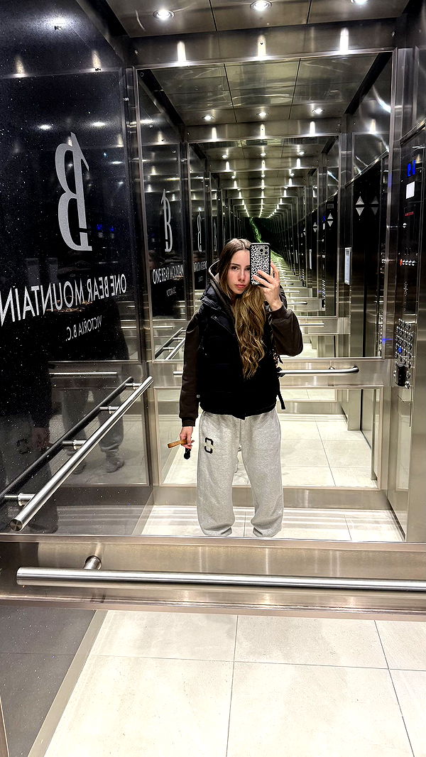 meelahrobbins image ~ Altpins