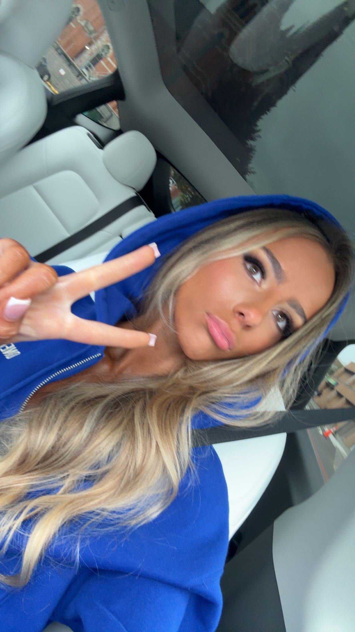 meelahrobbins snapchat image archive image