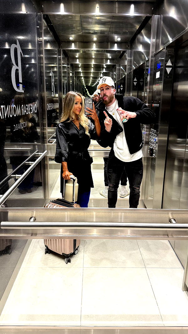 meelahrobbins image ~ Altpins