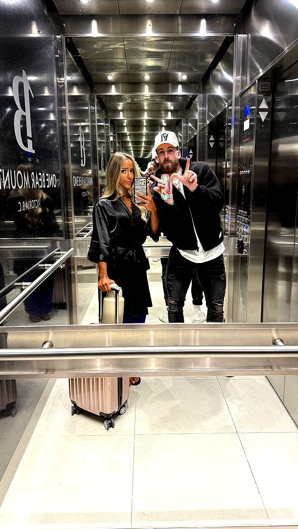 meelahrobbins image ~ Altpins