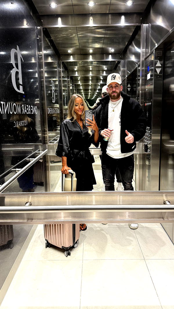 meelahrobbins image ~ Altpins