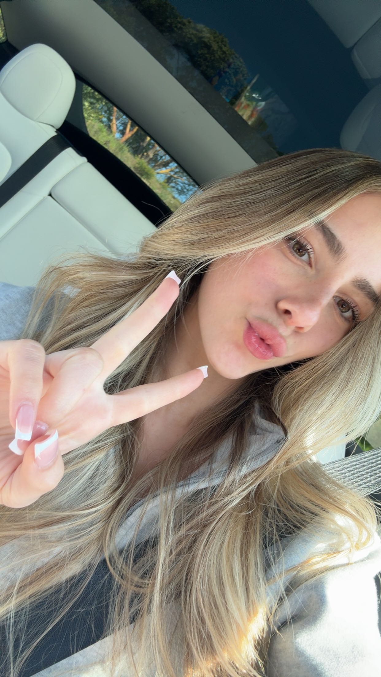 meelahrobbins snapchat image archive image