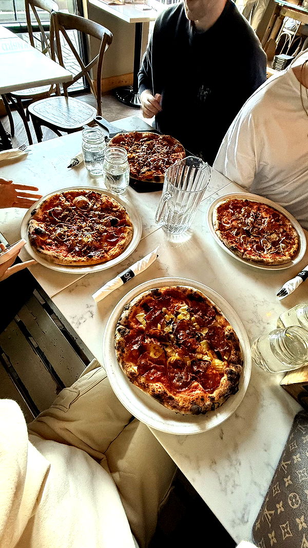 meelahrobbins image ~ Altpins