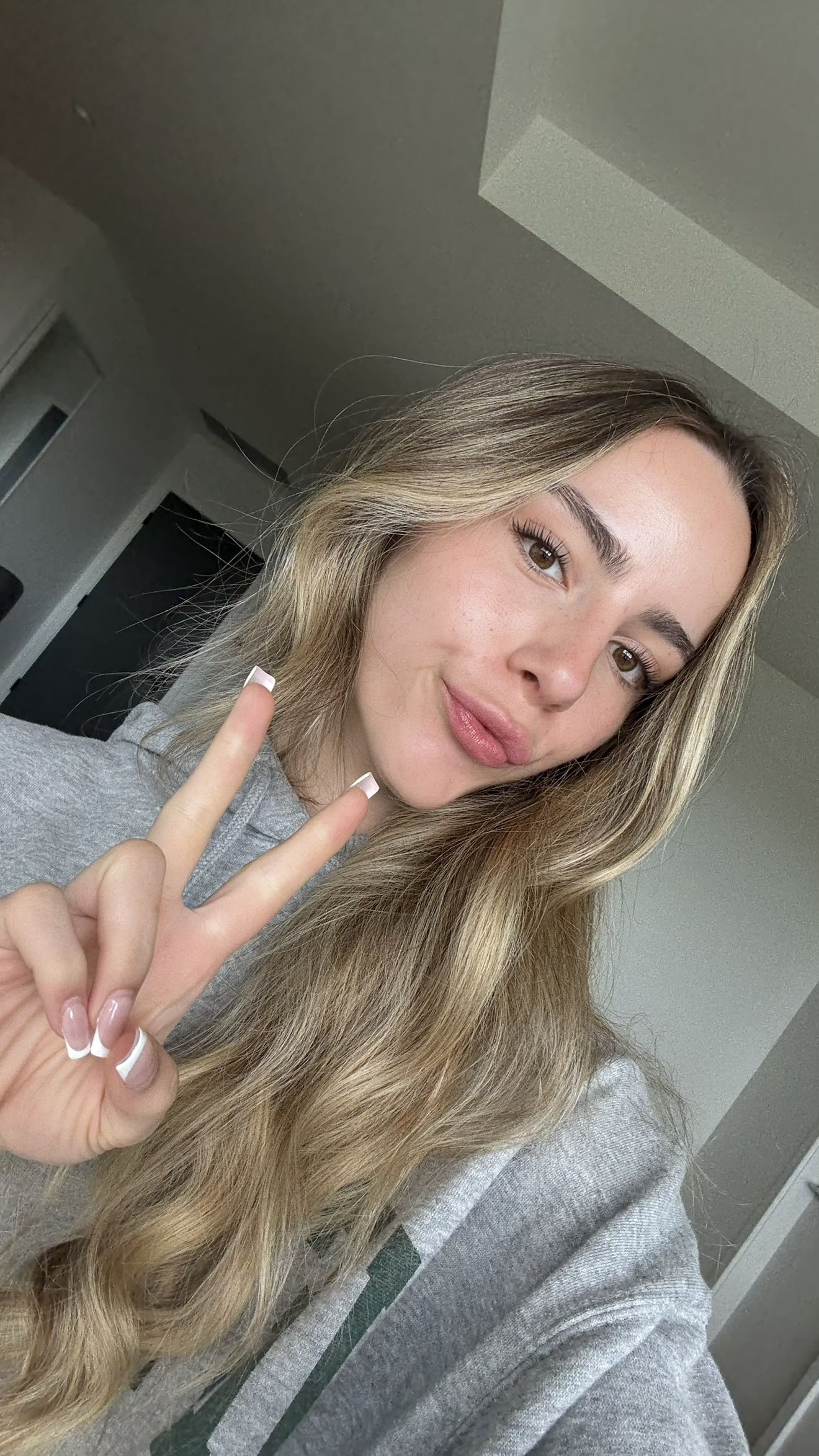 meelahrobbins snapchat image archive image