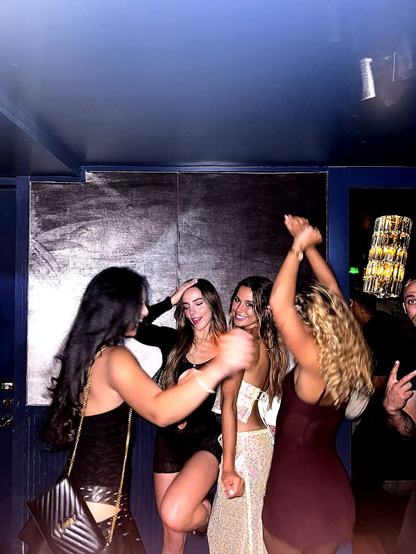 meelahrobbins image ~ Altpins