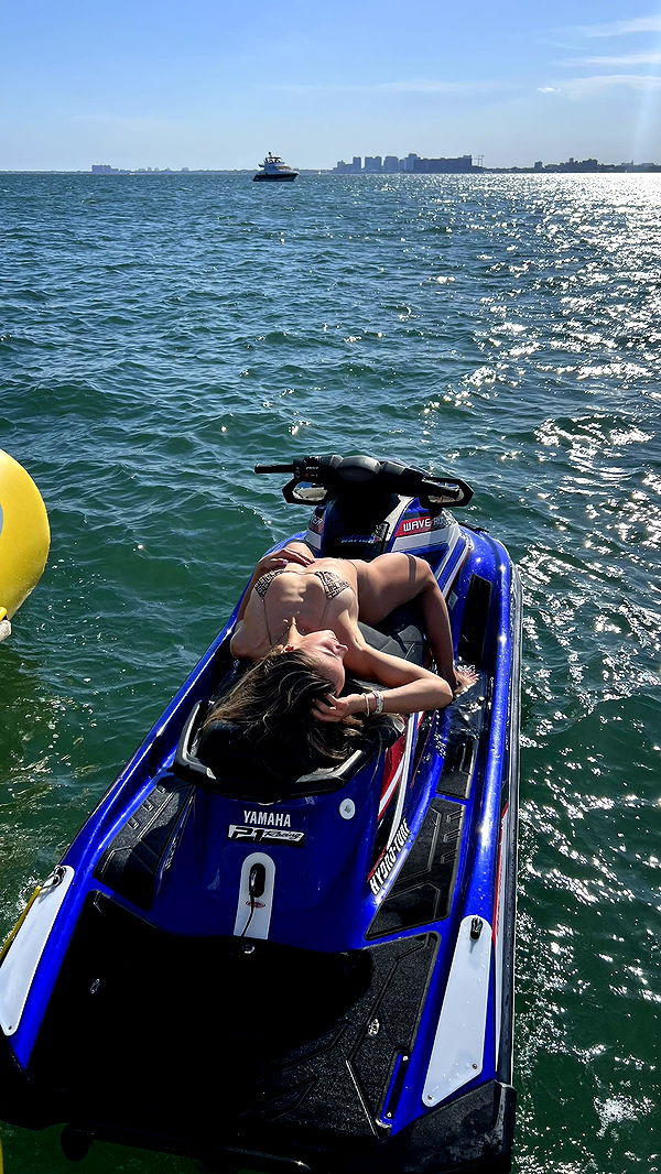 meelahrobbins image ~ Altpins