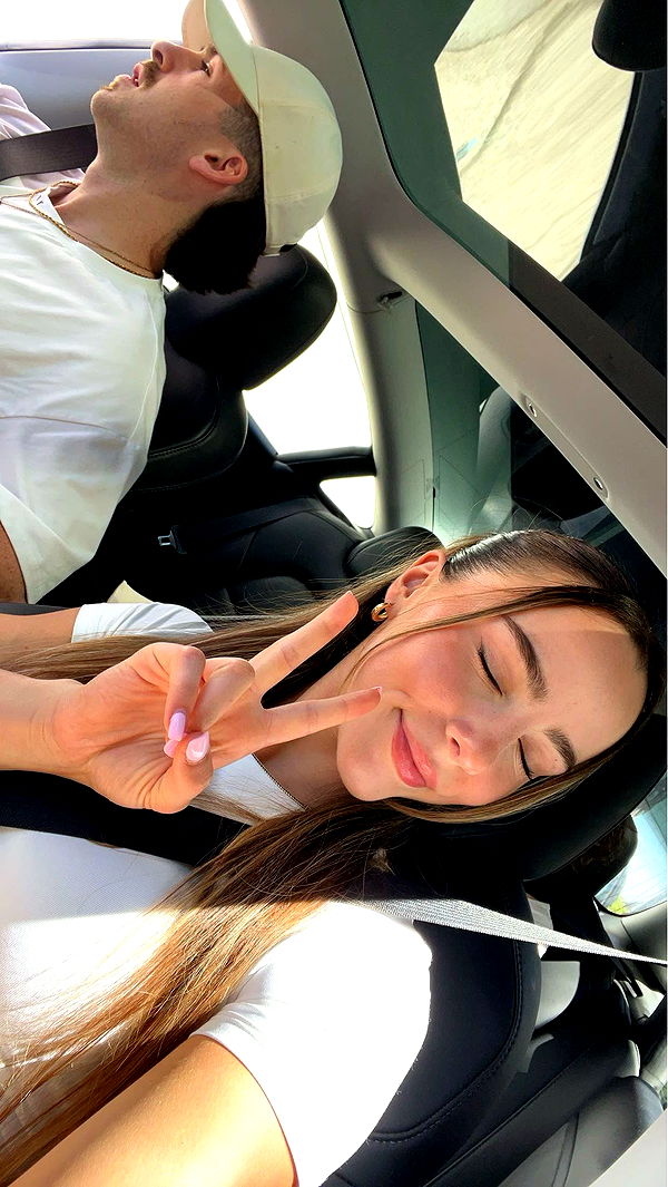 meelahrobbins image ~ Altpins