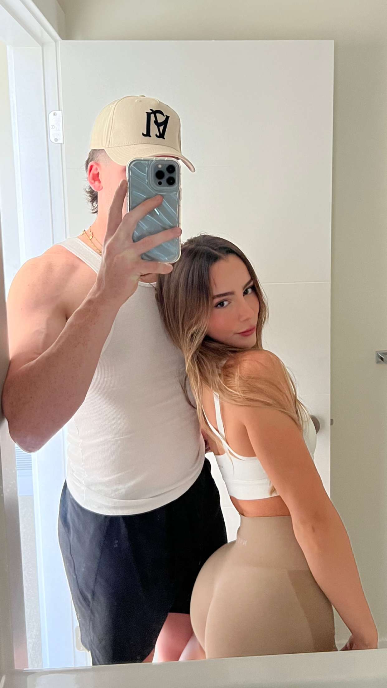 meelahrobbins snapchat image archive image