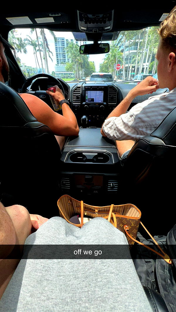 meelahrobbins image ~ Altpins