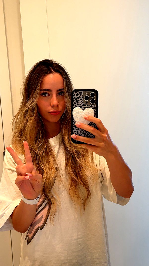 meelahrobbins image ~ Altpins